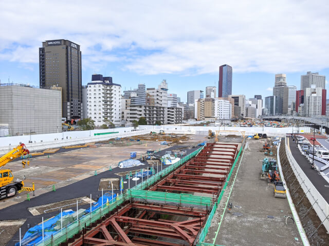 工事中の駅前。この景色もあと数年だけです。工事中の駅前。この景色もあと数年だけです。